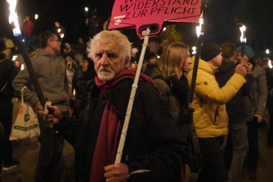 Xιλιάδες διαδηλωτές στην Αυστρία κατά lockdown και υποχρεωτικών εμβολιασμών