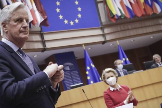 Εκτός μάχης στη Γαλλία ο Μπαρνιέ, σοκ στις Βρυξέλλες