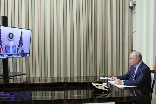 Τηλεδιάσκεψη με απειλές και κόκκινες γραμμές