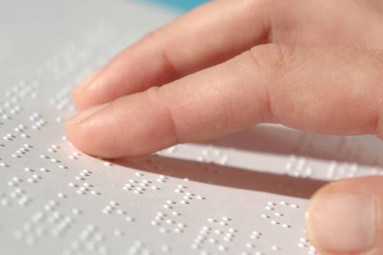 Επιμένουν στην απόλυση καθηγήτριας με αναπηρία όρασης