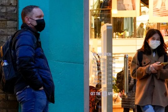 Plan B με επιπλέον περιορισμούς στη Βρετανία για την πανδημία