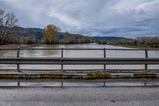 Βροχές στα ηπειρωτικά και τα νησιωτικά, χιόνια στα κεντρικά και νότια ορεινά