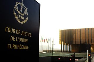 Ο γενικός εισαγγελέας του ΔΕΕ προτείνει απόρριψη των προσφυγών Ουγγαρίας-Πολωνίας