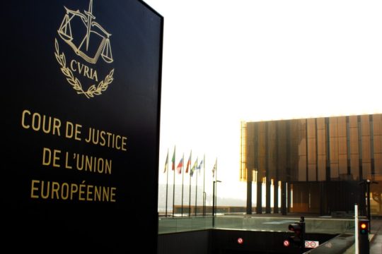 Ο γενικός εισαγγελέας του ΔΕΕ προτείνει απόρριψη των προσφυγών Ουγγαρίας-Πολωνίας