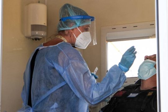 ΕΟΔΥ: Νέες οδηγίες καραντίνας για κρούσματα και στενές επαφές τους