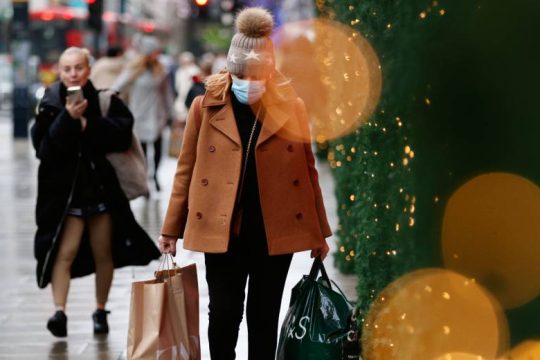 Φόβοι για την επάρκεια των τεστ και την καραντίνα λόγω της έκρηξης κρουσμάτων παγκοσμίως