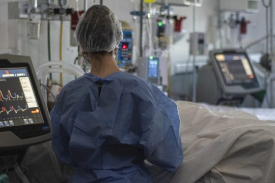 Ανέβηκαν ξανά θάνατοι και διασωληνώσεις