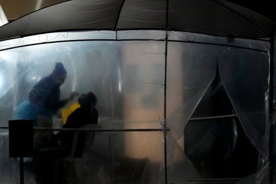 Αυστηροποίηση των μέτρων και στην Κύπρο, σε εστίαση, γήπεδα και εργασία