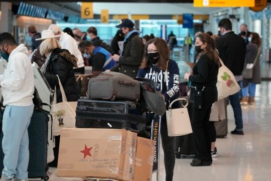 Με χάος στα ταξίδια ξεκινά η εβδομάδα, διαρκώς ακυρώνονται πτήσεις διεθνώς