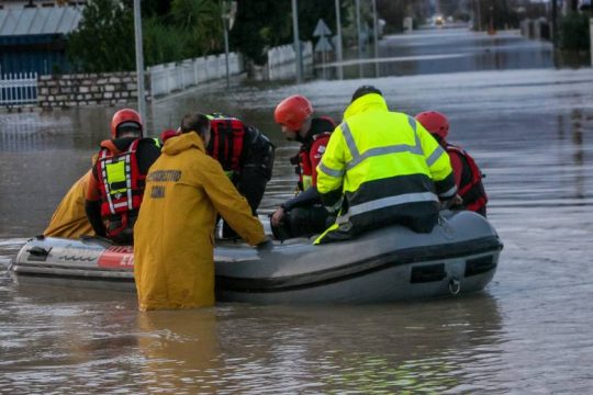 Δραματικές εικόνες από τον απεγκλωβισμό κατοίκων στο Κόμμα Φθιώτιδας