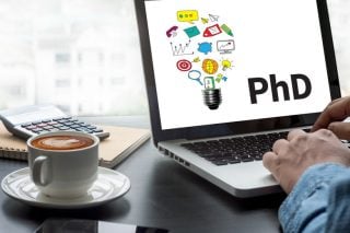 Διδάκτορες στο μεροκάματο και στην ξενιτιά