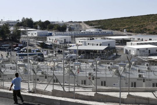Απαγορεύουν σε 100 πρόσφυγες την έξοδο από τον καταυλισμό-φυλακή της Σάμου