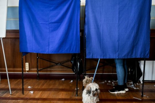 Μεγάλη συμμετοχή στις εκλογές του ΚΙΝ.ΑΛΛ., πιθανόν να δοθεί παράταση