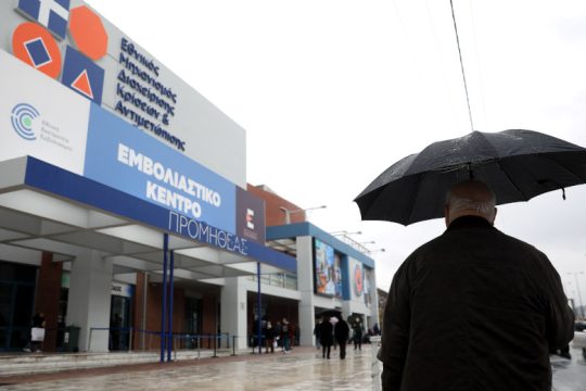 Ανεμβολίαστοι από τη Δευτέρα οι άνω των 60 που δεν έκαναν την γ΄ δόση
