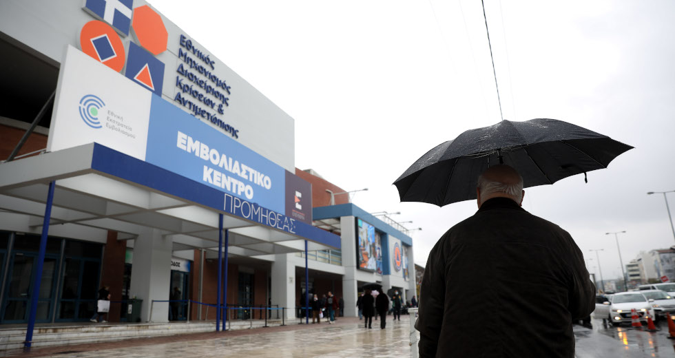 Ανεμβολίαστοι από τη Δευτέρα οι άνω των 60 που δεν έκαναν την γ΄ δόση