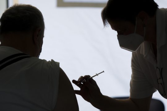 «Χαράτσι» 100 ευρώ: Πληθαίνουν οι δηλώσεις περί αντισυνταγματικότητας