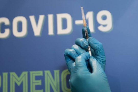 Εμβολιαζόταν κατά της Covid-19 αντί άλλων για 25 ευρώ