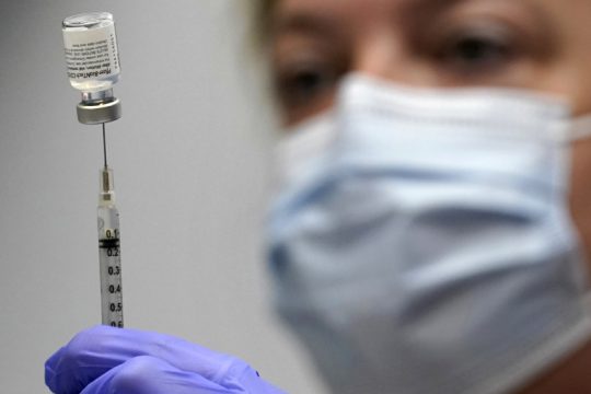 Έρευνα: Πόση αποτελεσματικότητα έχει η τρίτη δόση κατά της Όμικρον