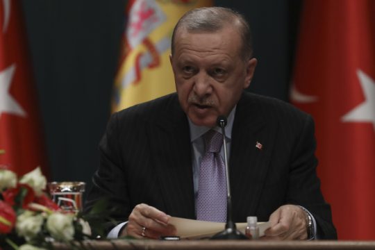 «Σωστός» για τον Ερντογάν ο δρόμος που οδηγεί την Τουρκία στον οικονομικό γκρεμό