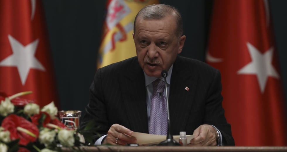 «Σωστός» για τον Ερντογάν ο δρόμος που οδηγεί την Τουρκία στον οικονομικό γκρεμό