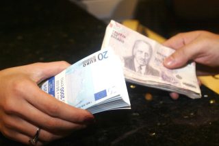 Κοιμηθήκαμε με δραχμή, ξυπνήσαμε με ευρώ