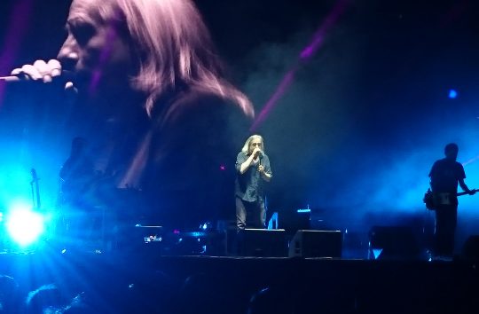 Γιάννης Αγγελάκας: «Σκληρό ροκ» για την εισβολή στην παράσταση Ζαραλίκου