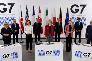 Το G7 συσπειρώνεται κατά της Ρωσίας και απειλεί