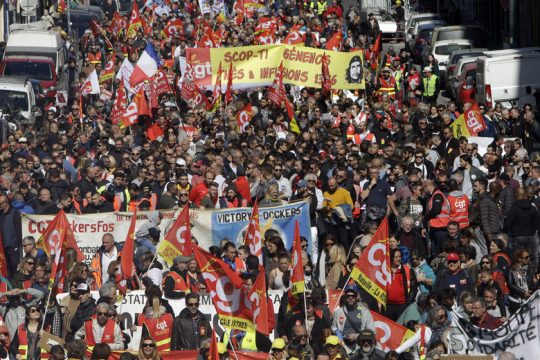 Προεδρικές εξαγγελίες στη Γαλλία, σε περιβάλλον αυξημένων ανισοτήτων