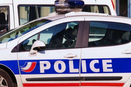 Σε εξέλιξη ομηρία δύο γυναικών στο Παρίσι υπό την απειλή μαχαιριού