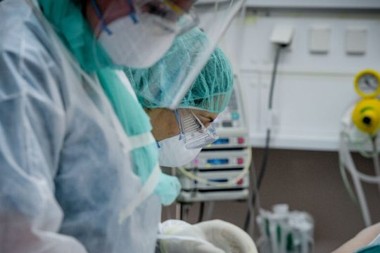 Στους 715 έφτασαν οι διασωληνωμένοι