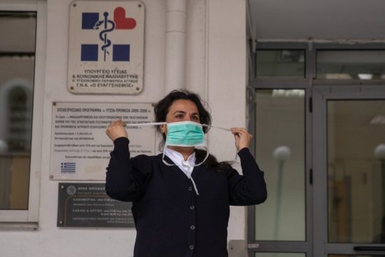 Κοντά στους 100 οι θάνατοι, άνοδος στους διασωληνωμένους