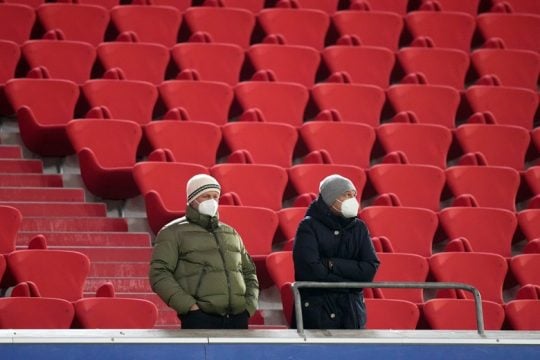 Η μετάλλαξη «Oμικρον» κλείνει ξανά τα γήπεδα