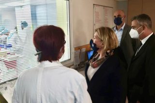 Με ευχολόγια και αοριστίες απάντησε στη δραματική κατάσταση των νοσοκομείων