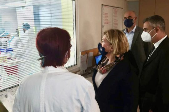 Με ευχολόγια και αοριστίες απάντησε στη δραματική κατάσταση των νοσοκομείων