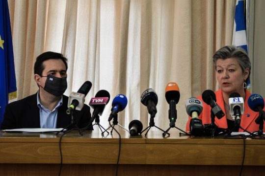 Με αιχμές κατά Τουρκίας και κρατών-μελών, η τοποθέτηση της Ε.Ε. για το προσφυγικό