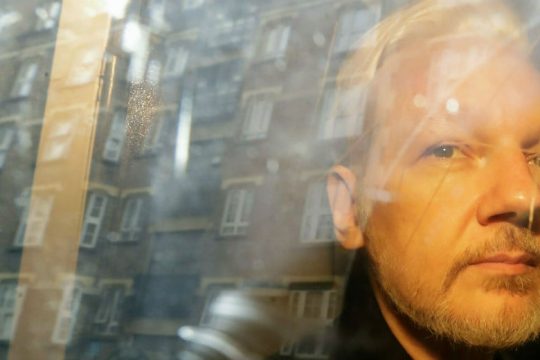 Μικρό εγκεφαλικό επεισόδιο για τον Τζούλιαν Ασάνζ μέσα στη φυλακή