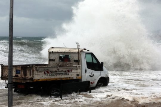 Yπερχείλισαν ποτάμια, πλημμύρισαν κτίρια, εγκλωβίστηκαν πολίτες