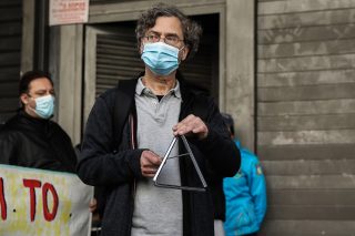 Αδω για έναν άφρονα τα κάλαντα παράφωνα