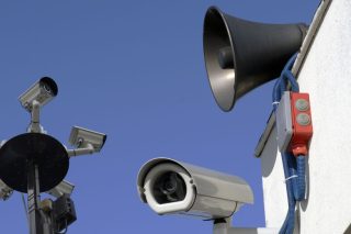 Υποχρεωτικότητα με… big brother