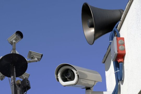 Υποχρεωτικότητα με… big brother