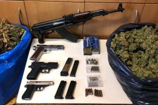 Ρέθυμνο: Δύο συλλήψεις για κατοχή όπλων και πάνω από 2,5 κιλά κάνναβης