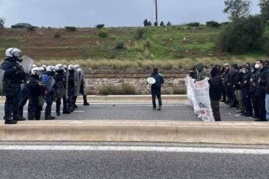 Λαύριο: Αστυνομική υποδοχή των φοιτητών με μπλόκα, χημικά και ξύλο [Βίντεο]