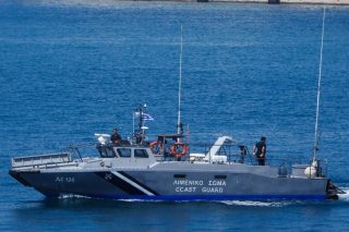 Ναυάγιο Φολεγάνδρου: Σώος ανασύρθηκε πρόσφυγας 24 ώρες μετά