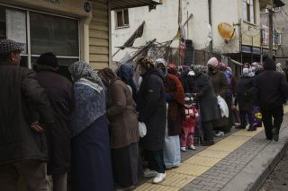 Νέα βουτιά για τη λίρα