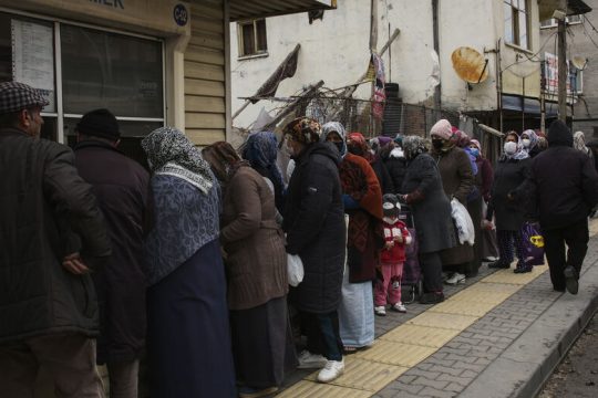 Νέα βουτιά για τη λίρα