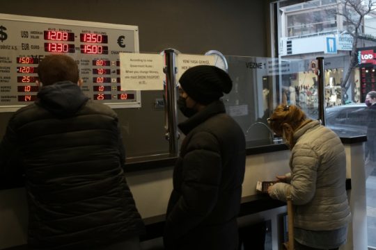 Τουρκία: Τα επιτόκια μειώθηκαν, η λίρα βυθίστηκε κι άλλο