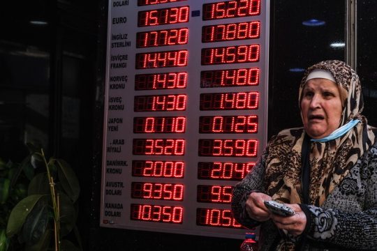 Ακροβασίες Ερντογάν με τη λίρα