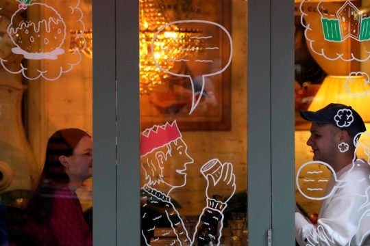 Η Βρετανία ανακοίνωσε πακέτο 1 δισ. λίρες στις πληττόμενες επιχειρήσεις