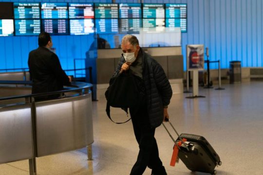 Οι ΗΠΑ και άλλες χώρες αυστηροποιούν τους κανόνες για τα ταξίδια λόγω της Όμικρον