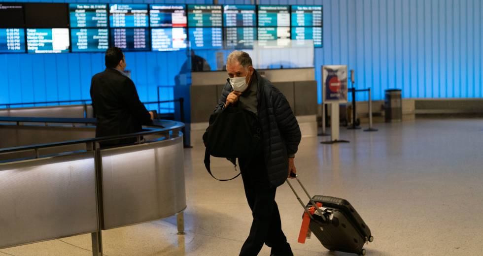 Οι ΗΠΑ και άλλες χώρες αυστηροποιούν τους κανόνες για τα ταξίδια λόγω της Όμικρον